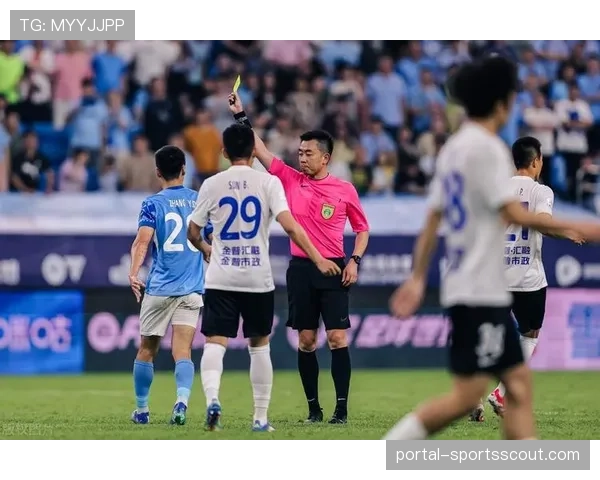 球迷无人机表演致敬退役裁判,中超赛场现温馨一幕